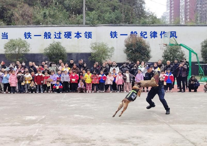 都匀：携手‘护苗’助成长 探访警营促和谐(图2)