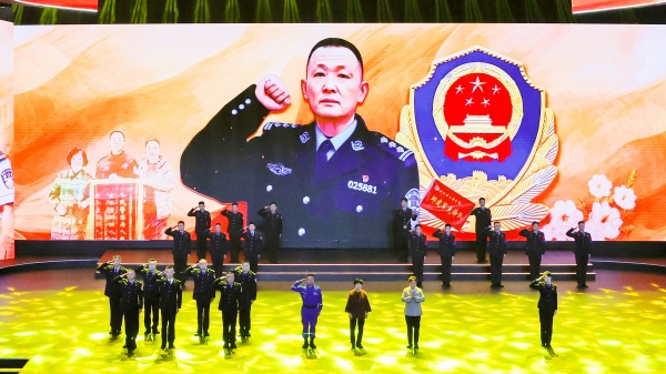 身中15刀牺牲民警父亲称替儿子骄傲