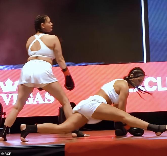 比UFC、WWE还劲爆MMA跨性别决斗引争议两男大战三女(图7)