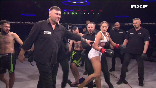 比UFC、WWE还劲爆MMA跨性别决斗引争议两男大战三女(图12)