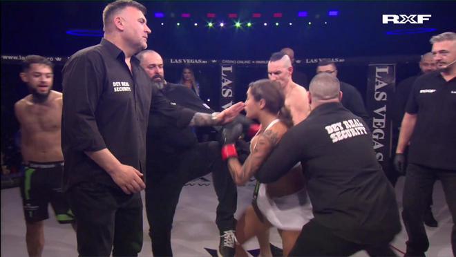 比UFC、WWE还劲爆MMA跨性别决斗引争议两男大战三女(图13)