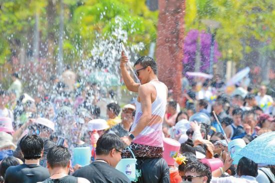 云南泼水节有多欢乐 开启民族风情狂欢