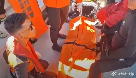 30岁中国女游客在印尼丧生为找回相机潜入大海后溺亡！警方：相机记录下其生前与强大水下暗流搏斗的最后一幕！应急管理部提醒(图3)