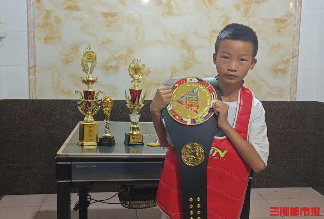 11岁少年勇夺搏击金腰带每日坚持上千次踢腿练习(图1)