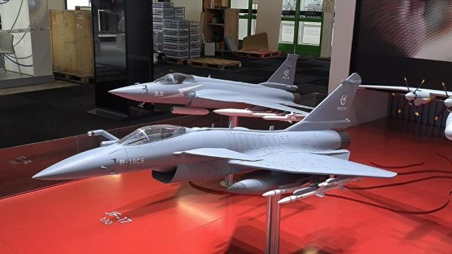 歼-10CE战斗机亮相巴黎航展成焦点 展示先进战斗力(图1)