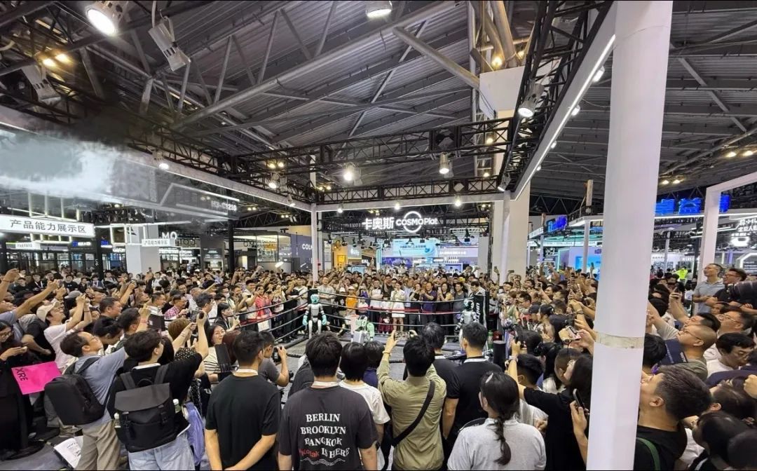 宇树机器人G1表演格斗！王兴兴最新透露：一直用AI写代码大多数成功率超90%(图2)