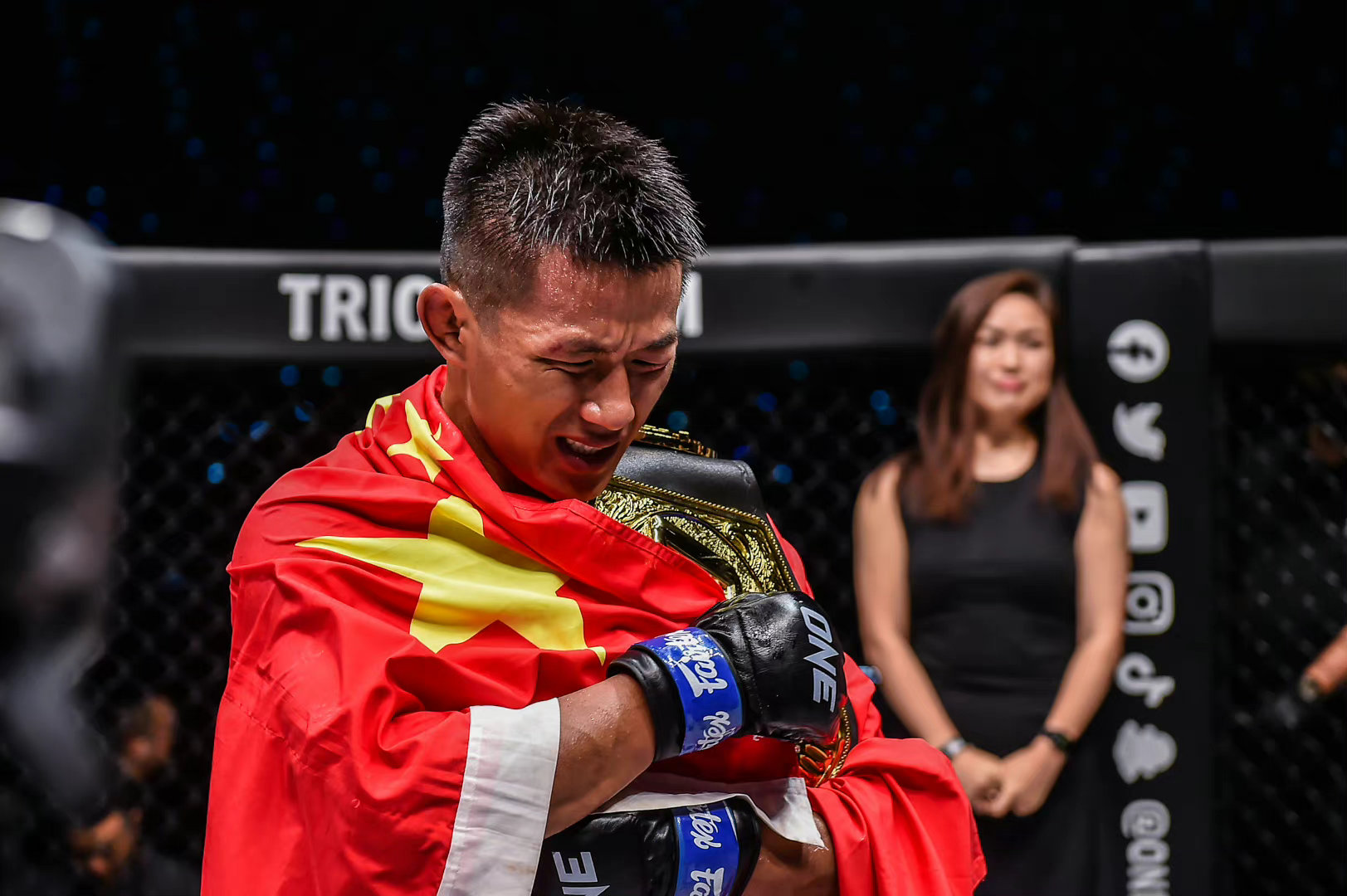 中国MMA新锐“毒蛇”冯天浩遭对华不败韩选手KO荣耀之路暂受挫(图1)