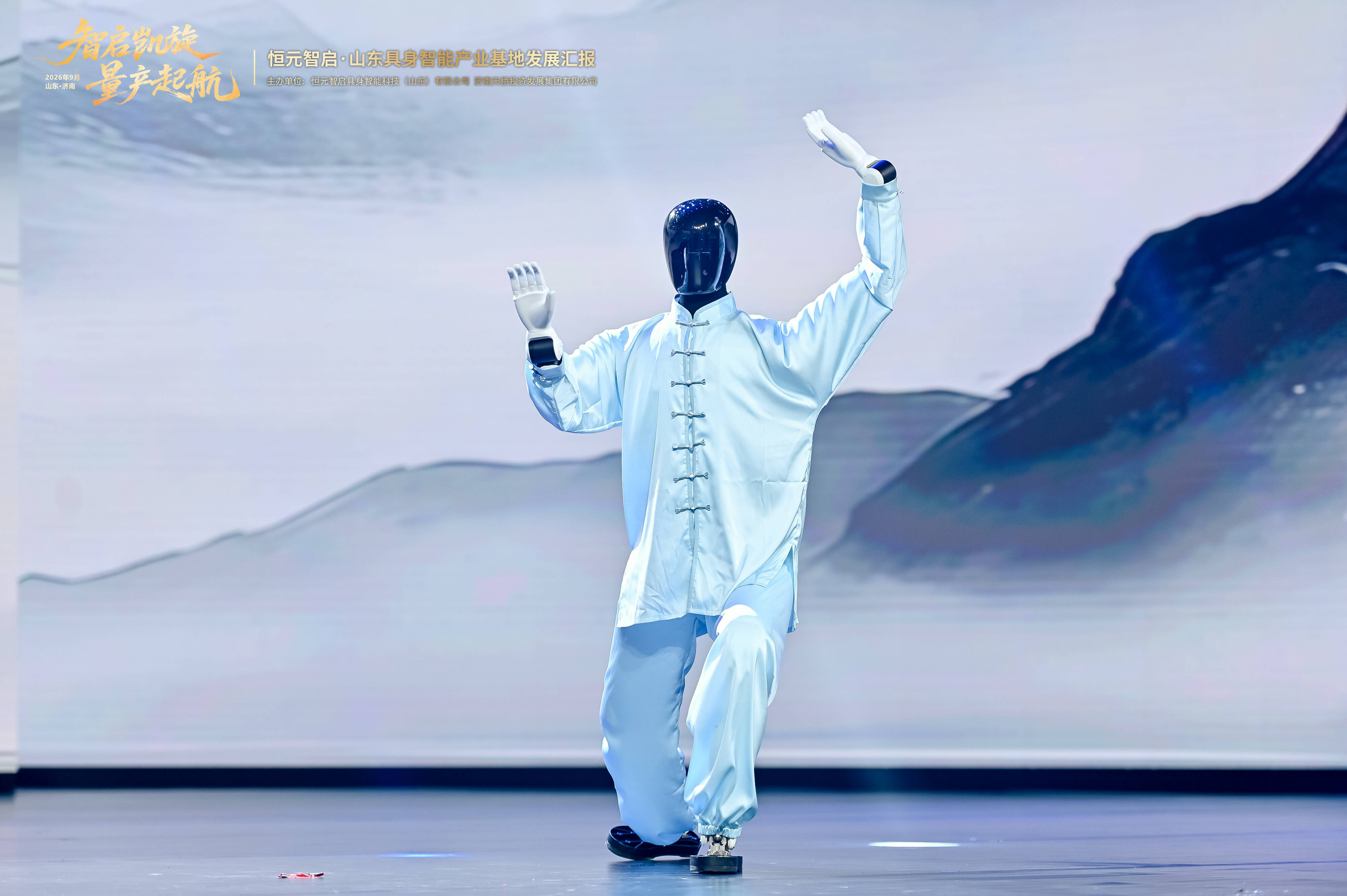 刚柔并济展硬核实力！量产机器人现场演绎太极拳与自由搏击(图3)