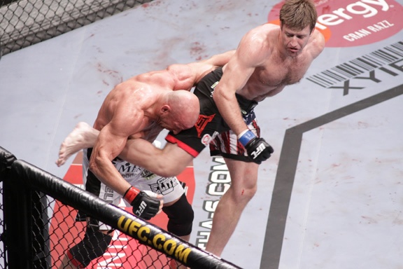 血亏！UFC冠军赔偿金仅拳手一场收入？揭开格斗圈最大贫富差距