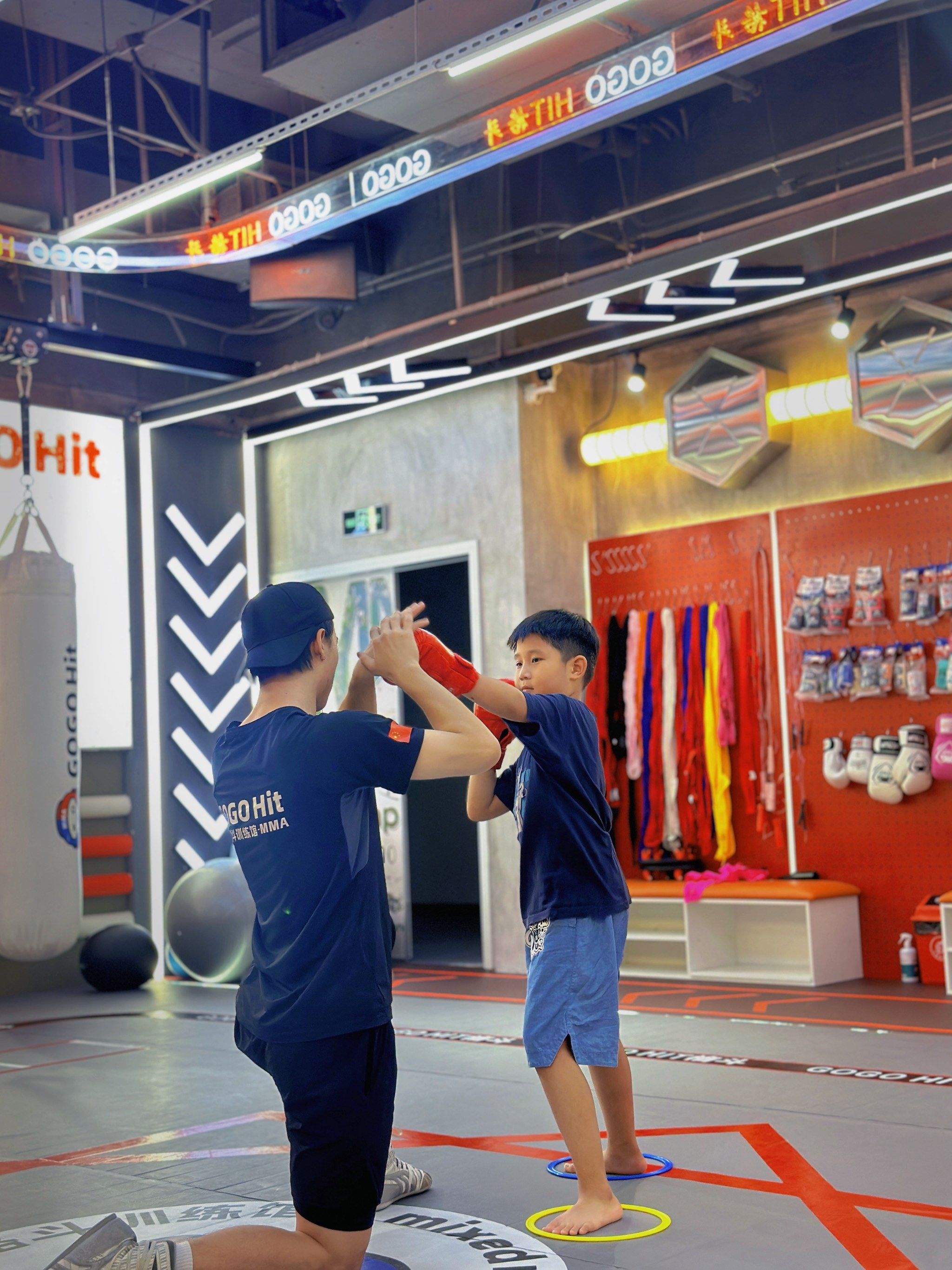 央视曝光大杀器！歼-11开始挂激光炮上天导弹逼近就会被击毁