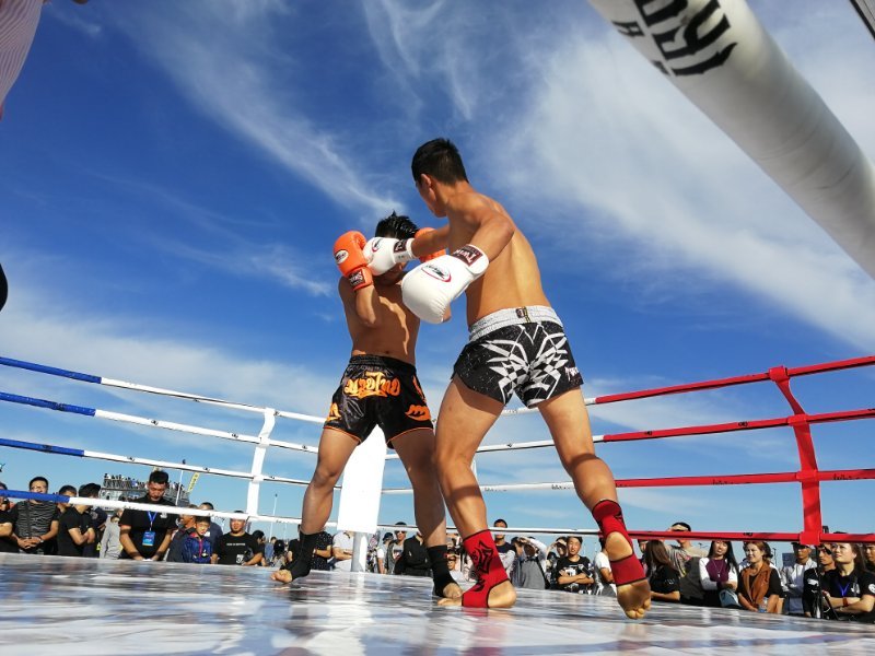 MMA比赛开局3秒两位拳手飞出拳台？这画面太美没法看