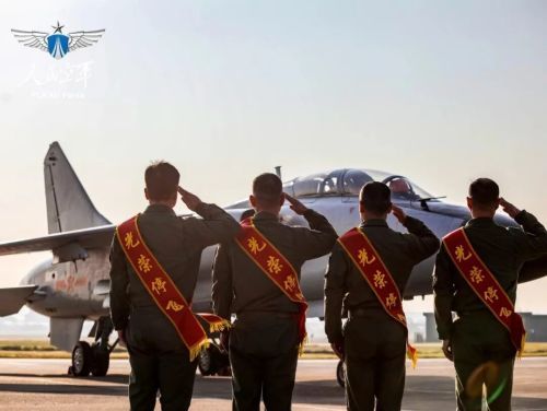 歼轰-7A型战斗轰炸机要说再见了吗？(图2)