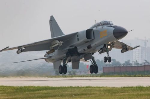 歼轰-7A型战斗轰炸机要说再见了吗？(图4)